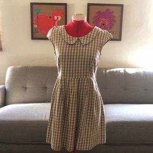 Brown gingham cap sleeve dress with pockets!